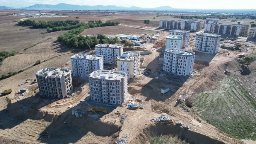 Deprem konutlarında sona doğru... Çalışmalar aralıksız sürüyor haberinin görseli