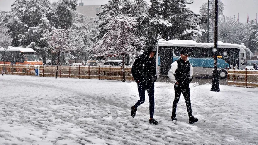 Uzmanından karda ve buzda yürüme teknikleri haberinin görseli