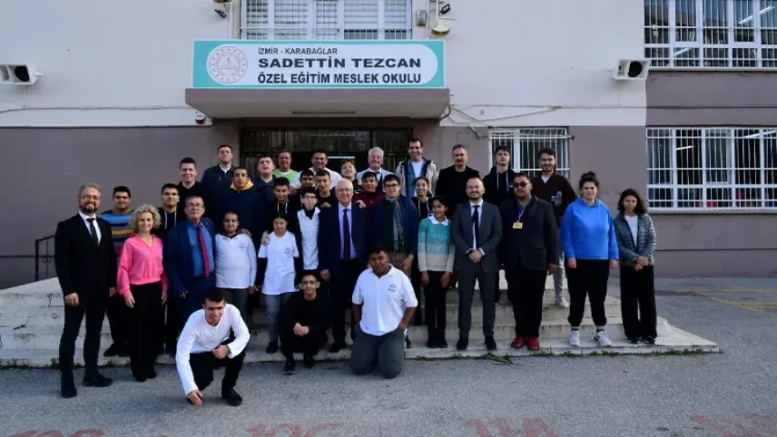 Karabağlar Belediye Başkanı Muhittin Selvitopu “özel” okula ziyaret haberinin görseli