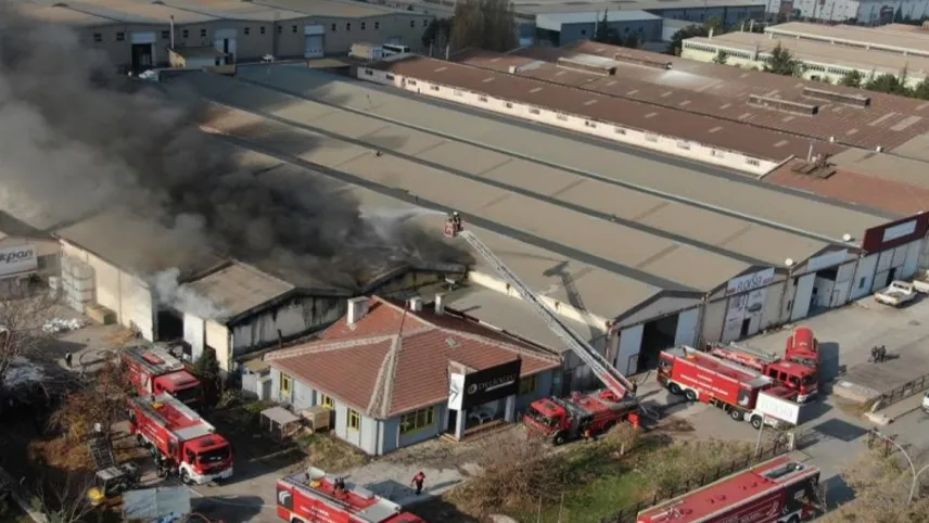 Kayseri’deki fabrika yangınına müdahale sürüyor haberinin görseli