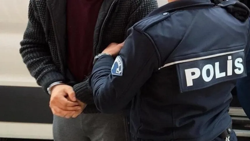 İzmir haber: Sokakta seyyar eczacı gibi gezen torbacı yakalandı haberinin görseli