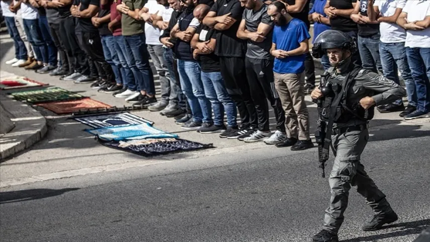 İsrail'in kısıtlamalarının gölgesinde cuma namazı kılındı haberinin görseli
