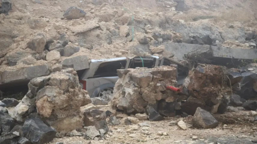 Gaziantep’te istinat duvarı araçların üzerine çöktü haberinin görseli