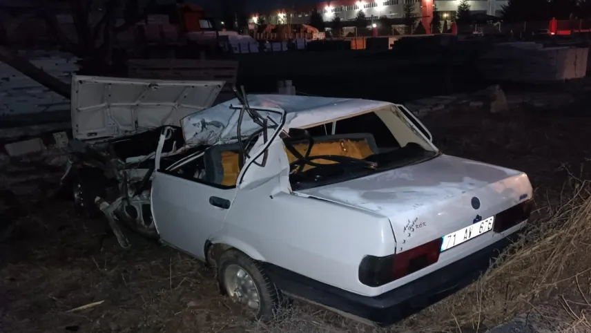 Afyon’da feci kaza: Önce tıra çarptı sonra şarampole devrildi haberinin görseli