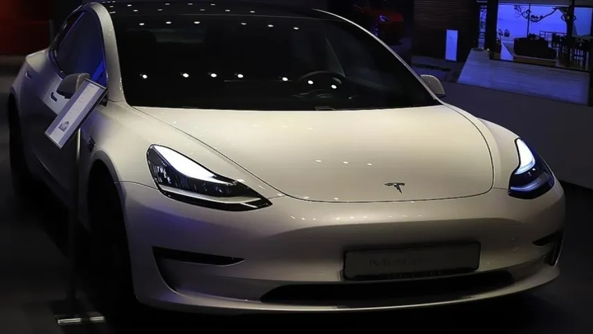 Tesla 2 milyondan fazla aracı geri çağıracak haberinin görseli