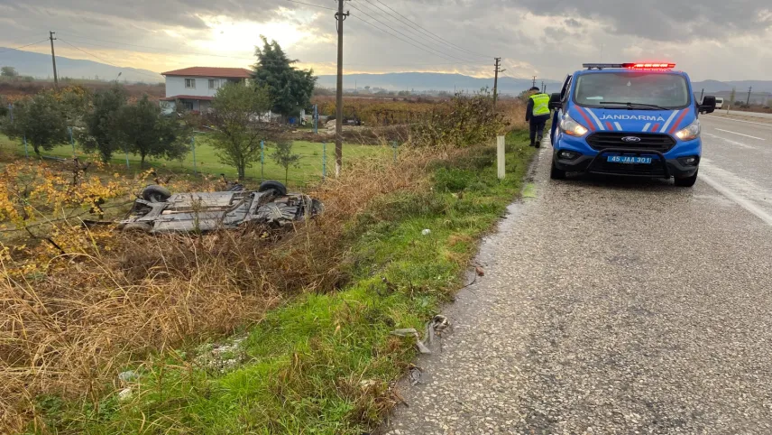 Manisa’da kontrolden çıkan otomobil üzüm bağına uçtu haberinin görseli