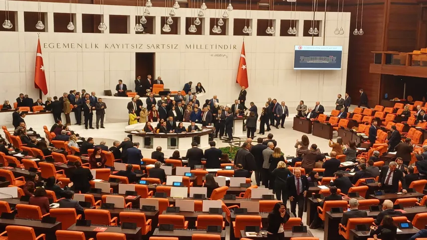 AK Partili milletvekillerinden protesto! haberinin görseli