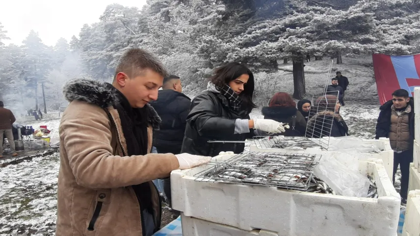 Bolu'da kar altında 2 ton hamsi yediler haberinin görseli