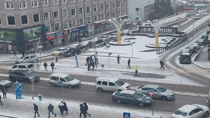Erzurum’da kar yağışı etkili oluyor haberinin görseli