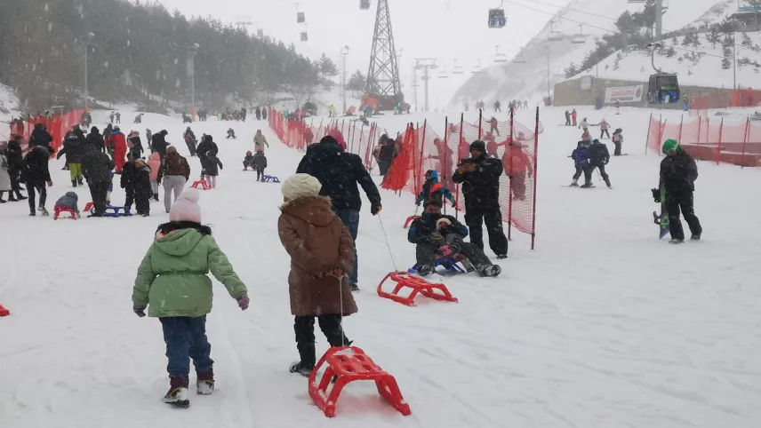 Palandöken'de yediden yetmişe kayak coşkusu haberinin görseli
