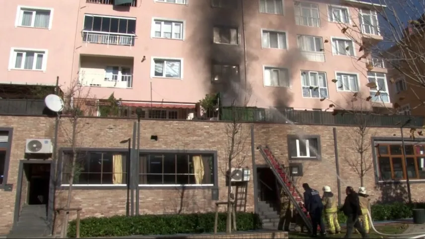 İstanbul’da alev alev yanan daire kullanılamaz hale geldi haberinin görseli