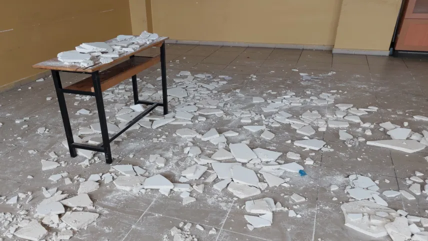 Sınıfın tavan sıvası düştü, 7 öğrenci yaralandı haberinin görseli
