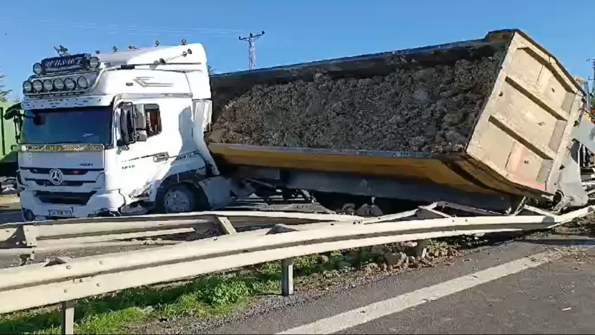 TEM Otoyolunda feci kaza: Hafriyat kamyonu bariyerlere çarptı haberinin görseli