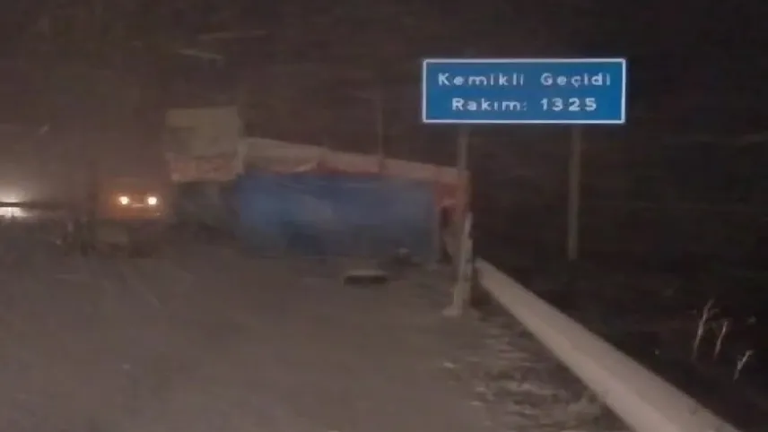 D-100 karayolunda kar yağışı etkili oluyor haberinin görseli