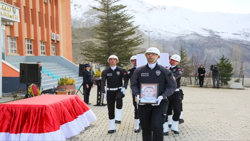 Hayatını kaybeden polis memuru memleketine uğurlandı haberinin görseli