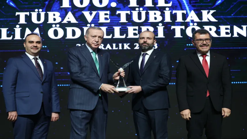 İzmir Ekonomili profesöre 5 yılda dört büyük ödül haberinin görseli