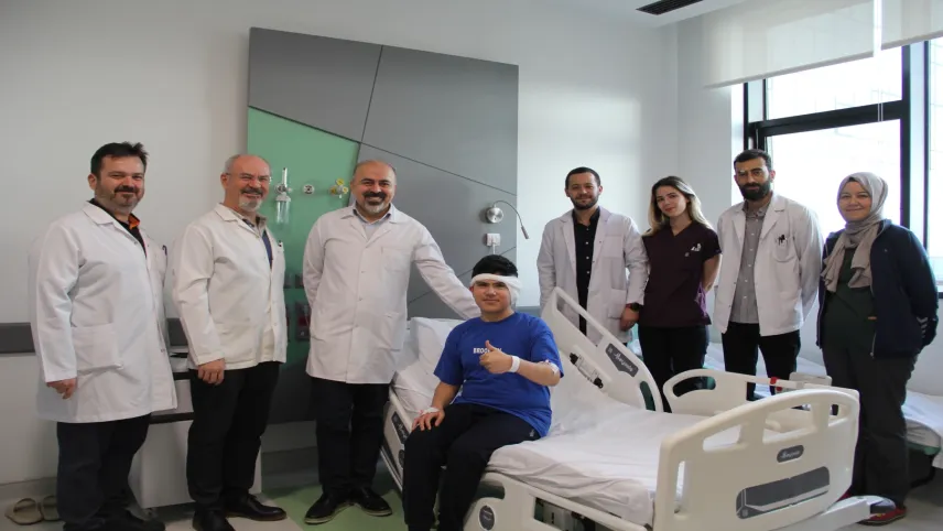 İzmir Şehir Hastanesinde ilk biyonik kulak ameliyatı haberinin görseli