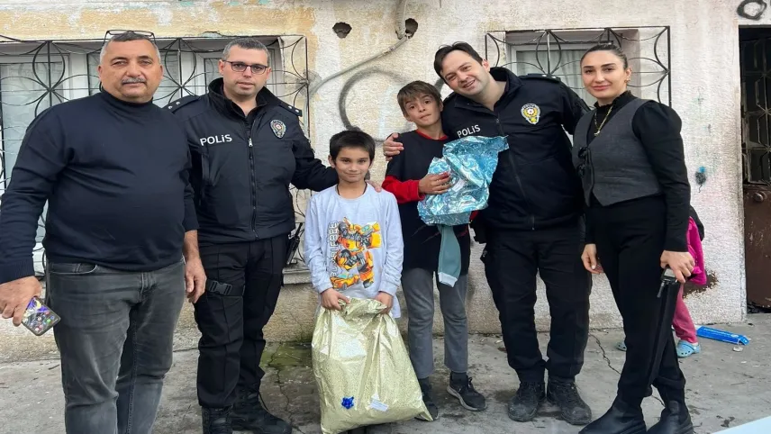 Konak polisinden çocuklara sürpriz haberinin görseli