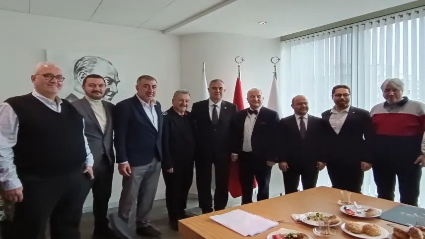 Milletvekili Sururi Çorabatır, Egeli turizmcileri ziyaret etti haberinin görseli
