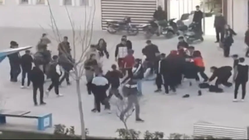 Şanlıurfa’da lise öğrencilerinin kavgası kamerada haberinin görseli