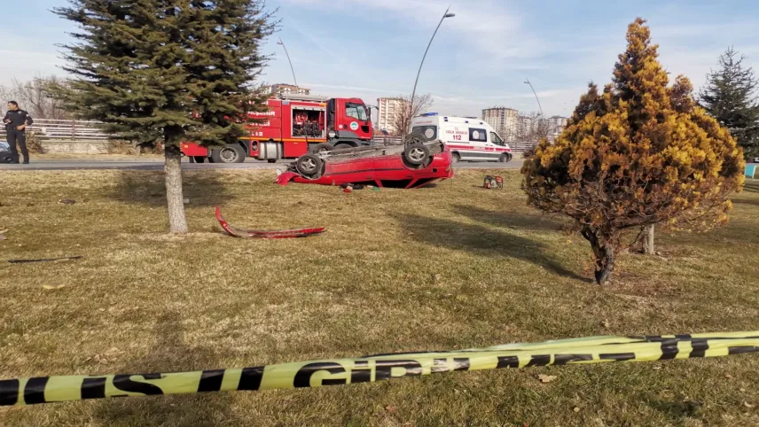 Kayseri'de otomobil takla atarak parka savruldu haberinin görseli