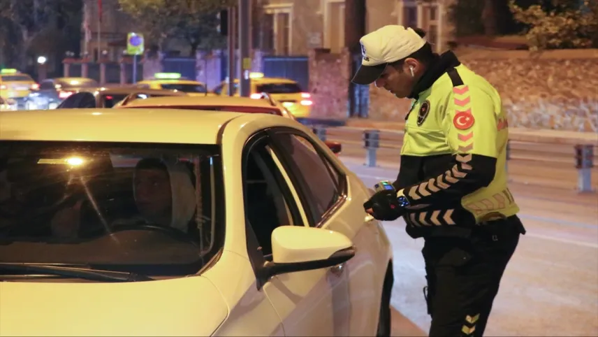 İzmir'de polisten yılbaşı denetimi haberinin görseli