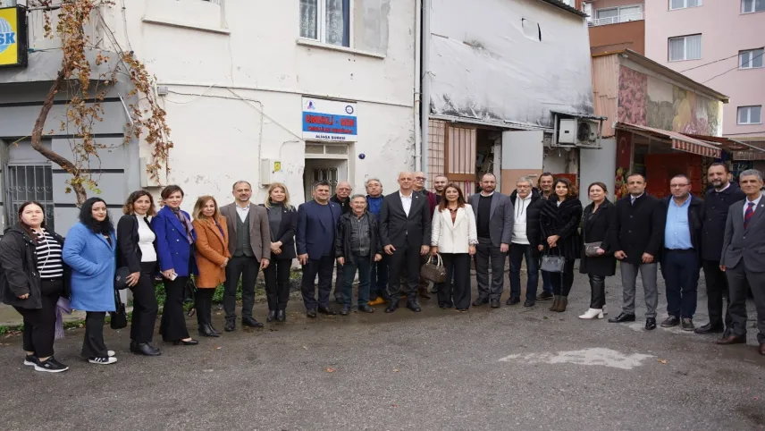 İYİ Partili Özlale Aliağa’da işçilerle buluştu haberinin görseli