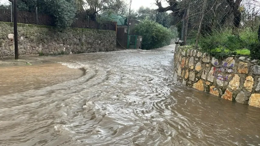 Muğla’da sağanak yağış hayatı olumsuz etkiledi haberinin görseli