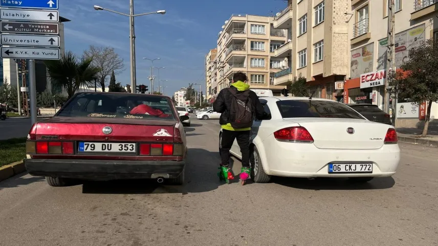 Trafikte tehlikeli oyun: Patenli genç yürekleri ağıza getirdi haberinin görseli