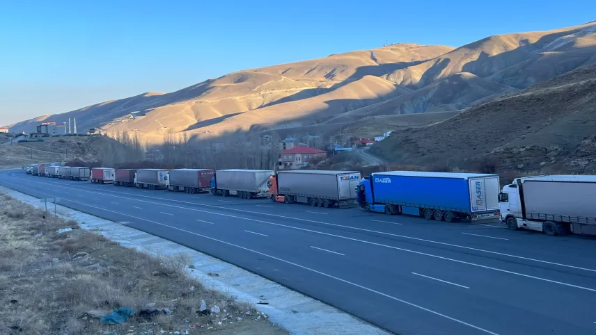 Türkiye-İran sınırında 10 kilometrelik tır kuyruğu haberinin görseli