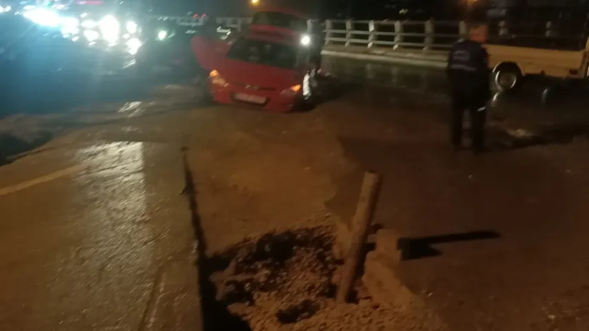 Kocaeli’de seyir halindeki araç çukura düştü haberinin görseli