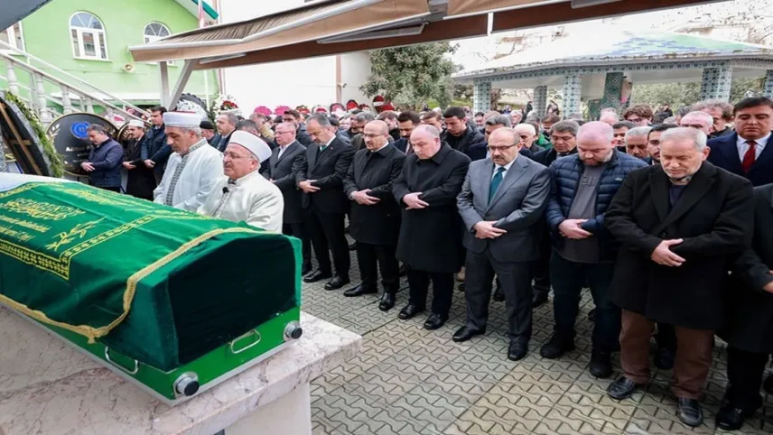 Vali Ömer Faruk Coşkun’un annesi son yolcuğuna uğurlandı haberinin görseli
