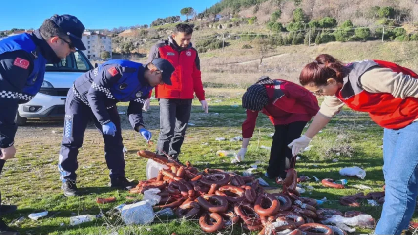 Muğla’da yol kenarına atılan kilolarca sucuk imha edildi haberinin görseli
