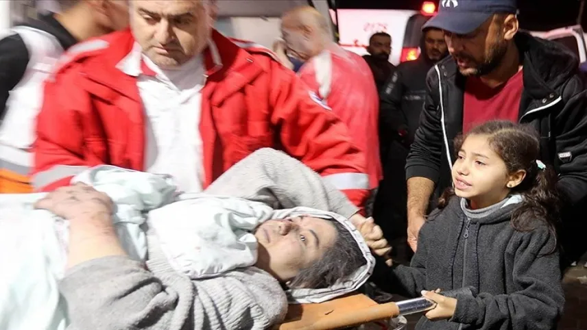 Filistinli kız çocuğu yaralanan annesinin elini bırakmadı haberinin görseli