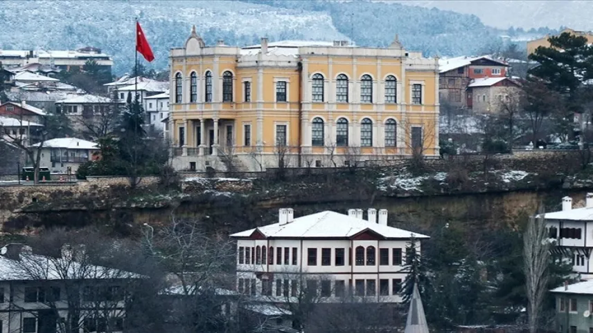 Safranbolu'nun tarihi yapıları beyaza büründü haberinin görseli