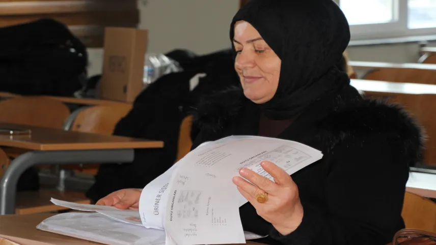 56 yaşında üniversite kazandı, şimdi hemşire olacak haberinin görseli
