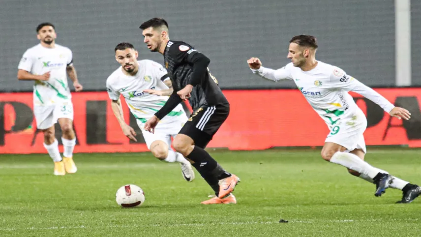İzmir'de şimşek çaktı! Altay son sıradan kurtuldu haberinin görseli