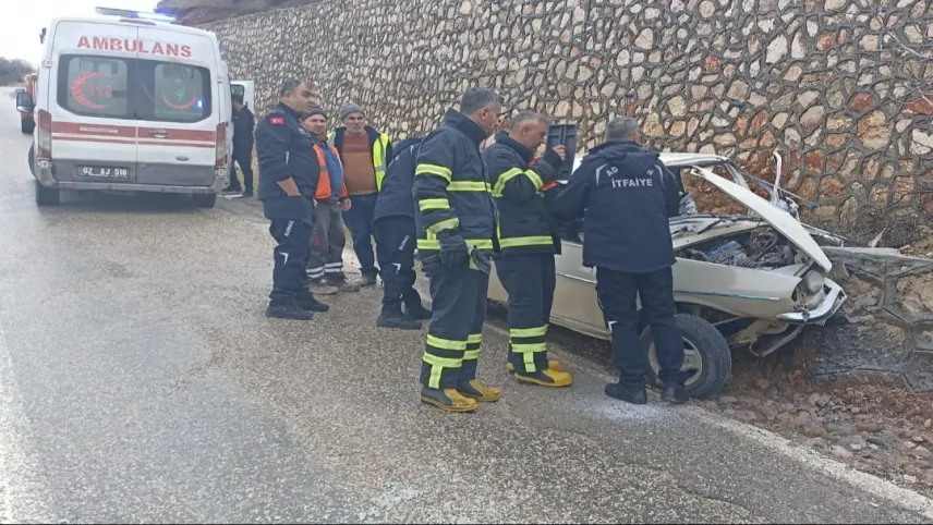 Adıyaman’da kaza: Otomobil istinat duvarına çarptı haberinin görseli