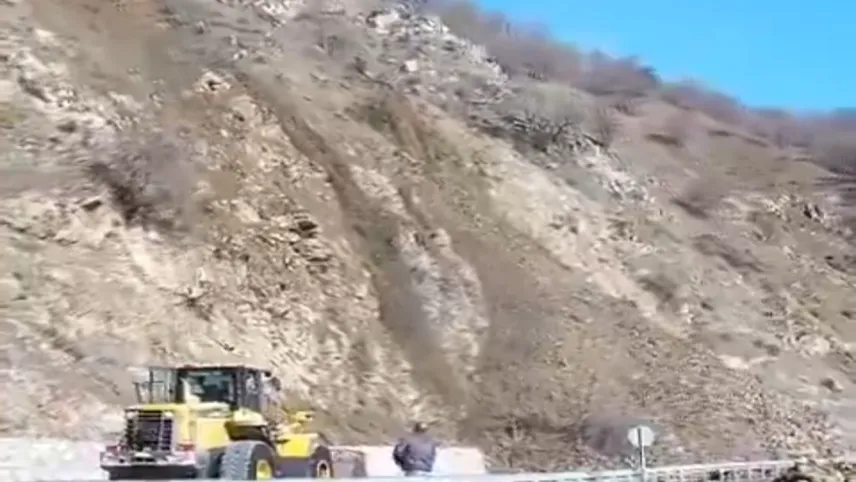 Hizan-Pervari yolunda heyelan haberinin görseli