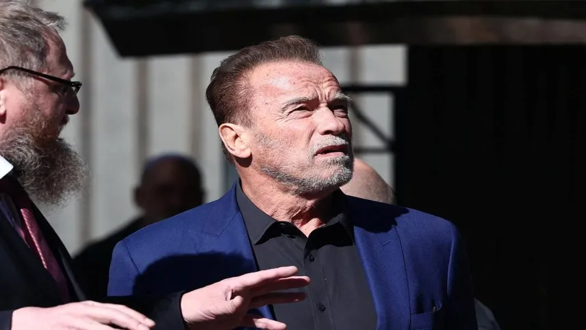 Ünlü oyuncu Arnold Schwarzenegger, havaalanı gözaltına alındı haberinin görseli
