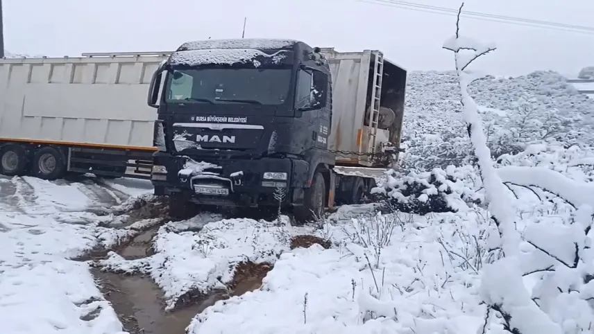 Bursa'da kar yağışı: Tırlar yolda kaldı haberinin görseli