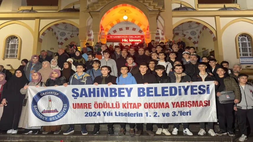Gaziantep'te öğrenciler umreye uğurlandı haberinin görseli