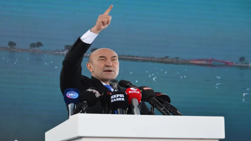 Mitin gibi törende Başkan Soyer’den gövde gösterisi haberinin görseli