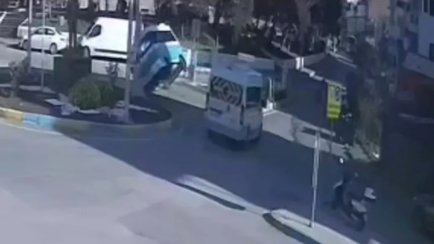 İzmir haber: Servis aracıyla yolcu minibüsü çarpıştı haberinin görseli