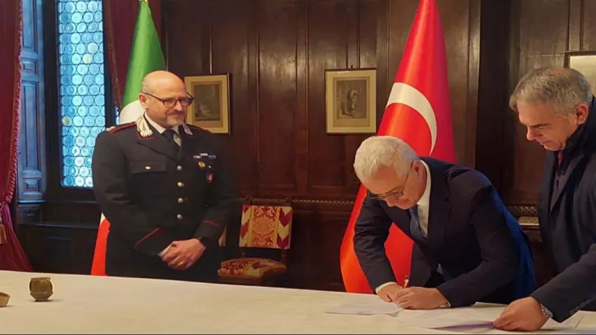 Türkiye’den kaçırılan eserler Türk yetkililere teslim edildi haberinin görseli