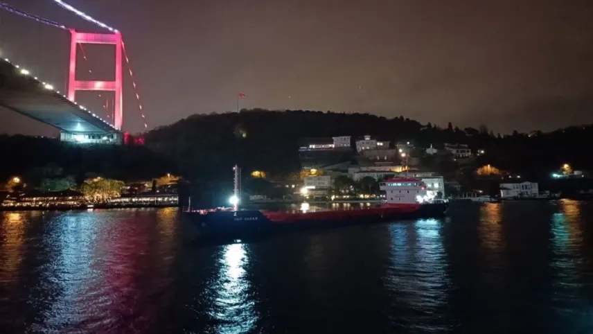 İstanbul Boğazı trafiğe kapatıldı haberinin görseli