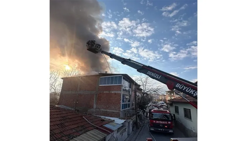 Denizli’de yangın paniği: Çatı katı kullanılamaz hale geldi haberinin görseli