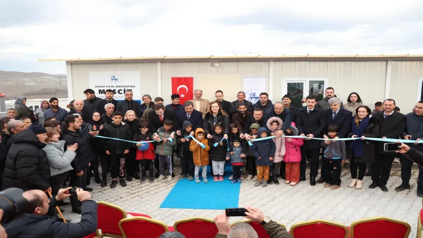 DEÜ’den depremin yıl dönümünde Malatya’ya mescit hizmeti haberinin görseli