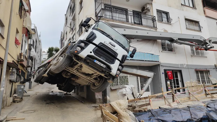 Aydın'da beton dökme aracı yan yattı haberinin görseli
