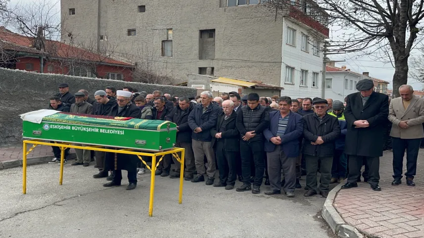 Eskişehir'de bıçaklanan 17 yaşındaki genç toprağa verildi haberinin görseli